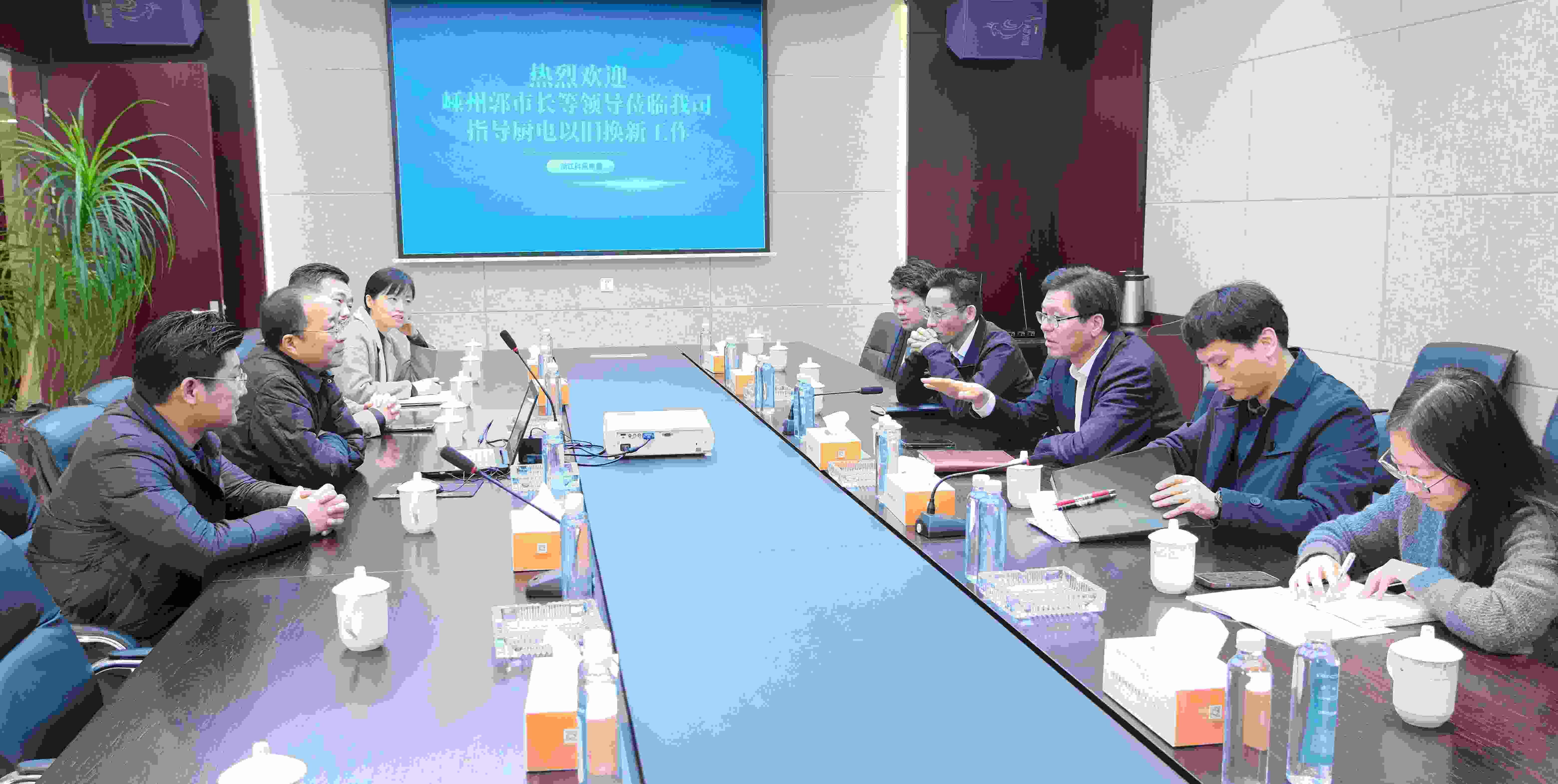 嵊州‌市副市長郭偉鋒，商務局領導一行蒞臨科恩調(diào)研廚電以舊換新工作！